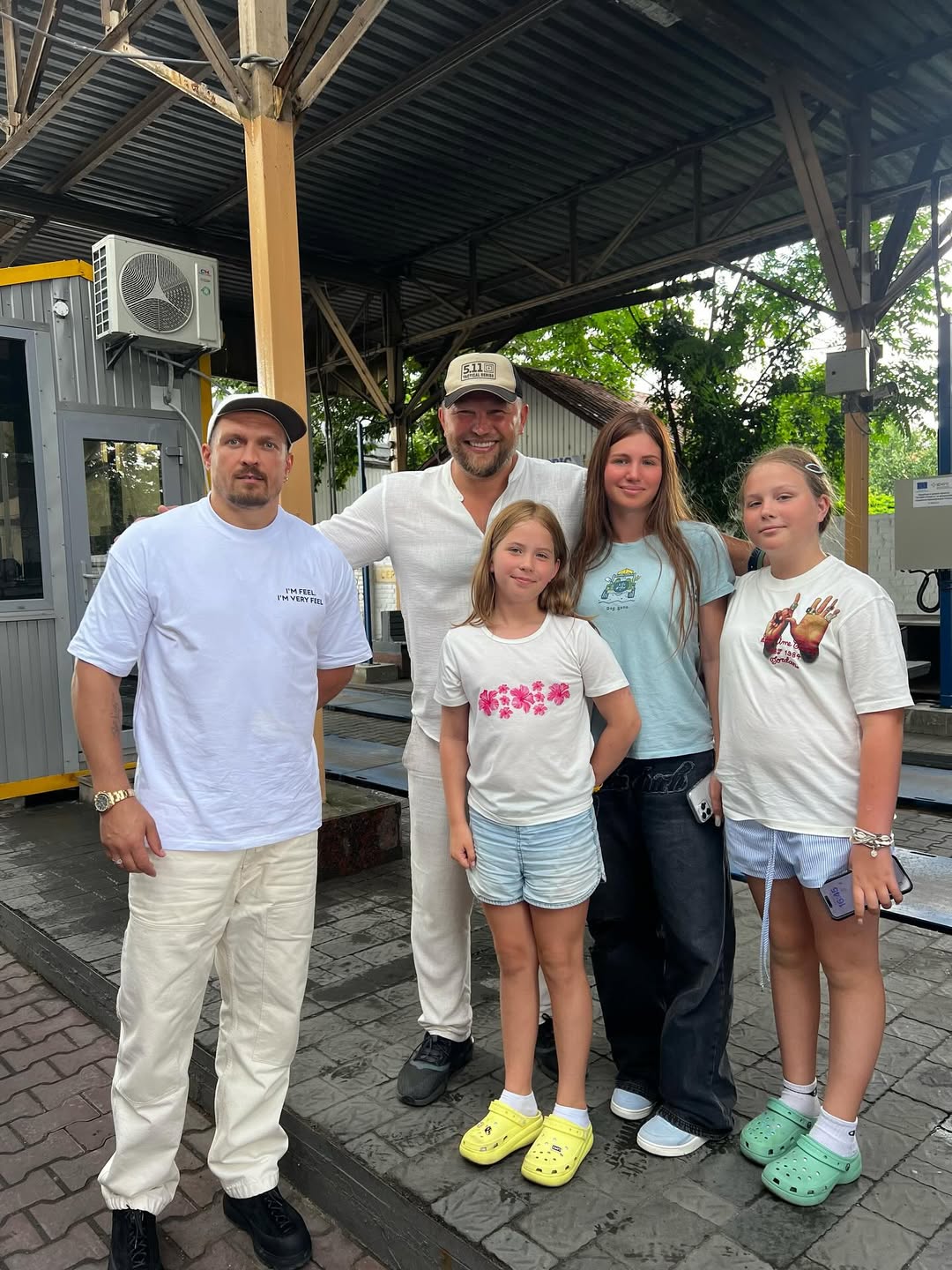 Усик повернувся в Україну після перемоги над Дюбуа: хто і як його зустрів (відео)